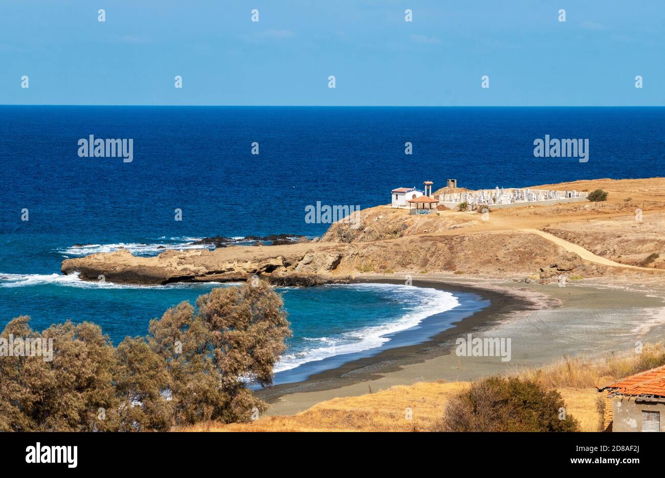Piccolo cimitero e chiesa nella baia di Pachyammos sulla costa nord occidentale di Cipro. Foto Stock