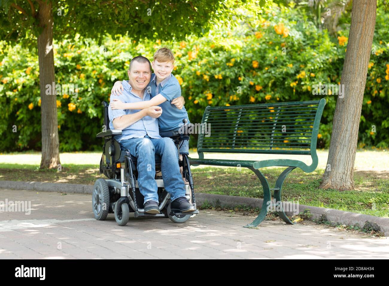 Disabilitato il padre con il suo piccolo figlio. Foto Stock