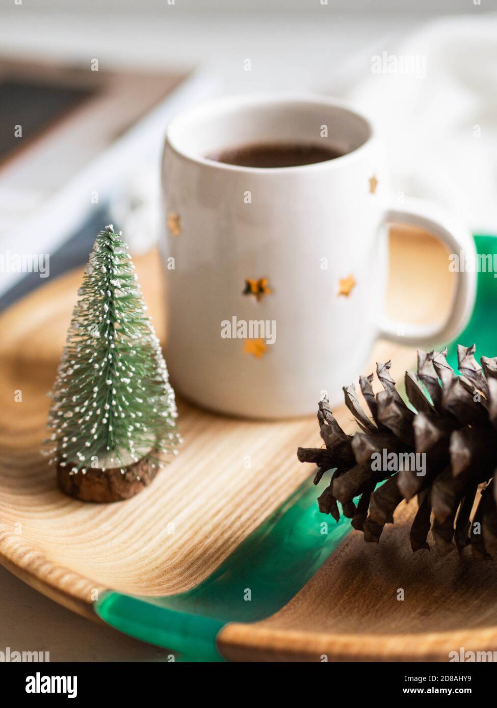 Tazza in ceramica con stelle con caffè nero, albero di natale e cono di  pino su un vassoio su sfondo chiaro. Stile di vita. Vista frontale Foto  stock - Alamy
