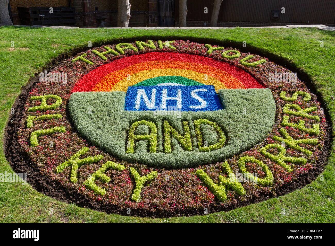 Letto di fiori disposto per ringraziare i lavoratori di NHS durante la pandemia di Covid-19 (agosto 2020) Lynn del re, Norfolk, Inghilterra. Foto Stock