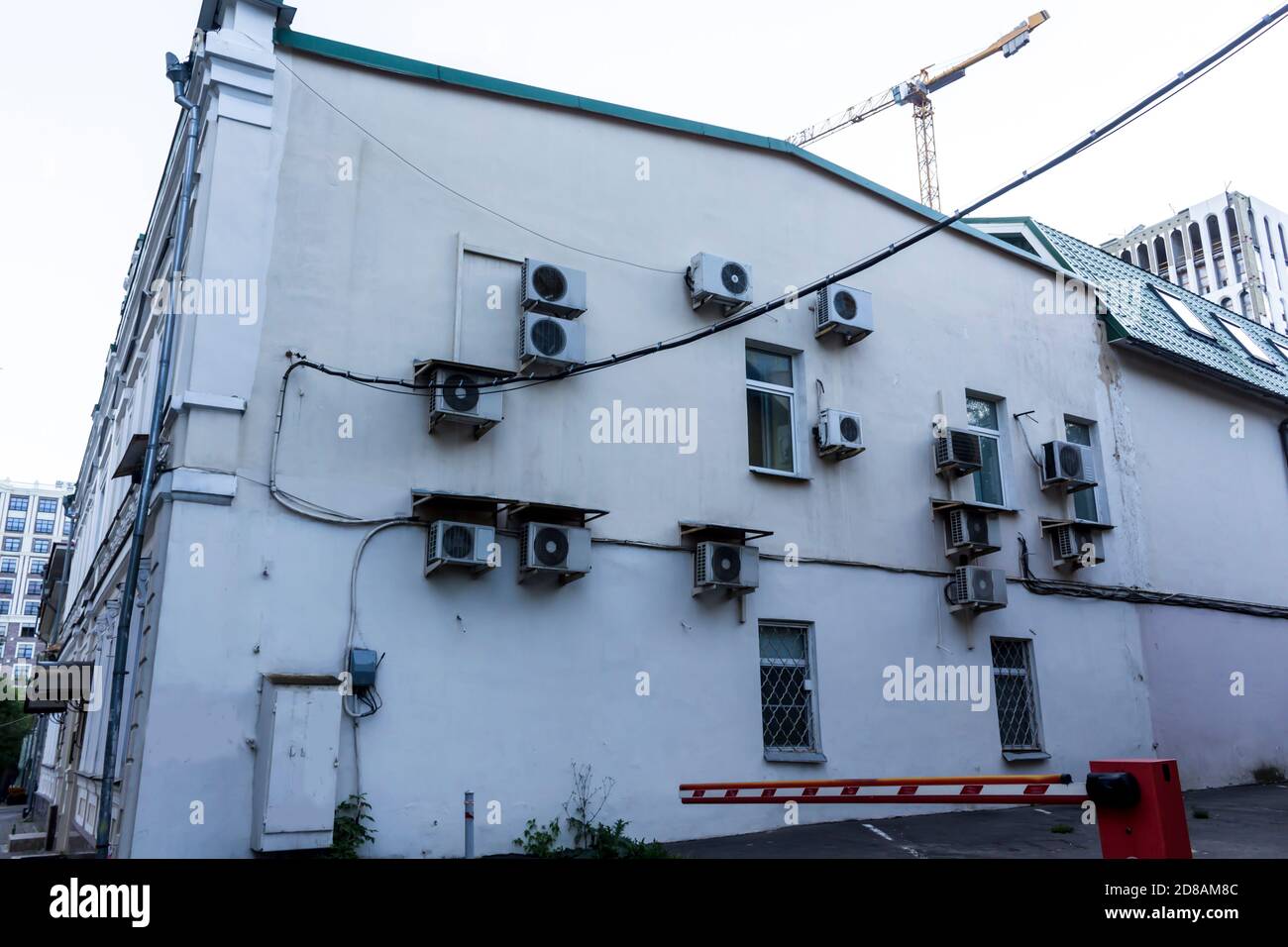 Condizionatori d'aria sul muro della casa in cui si trovano gli uffici. Casse di blocchi esterni di forme. Foto Stock