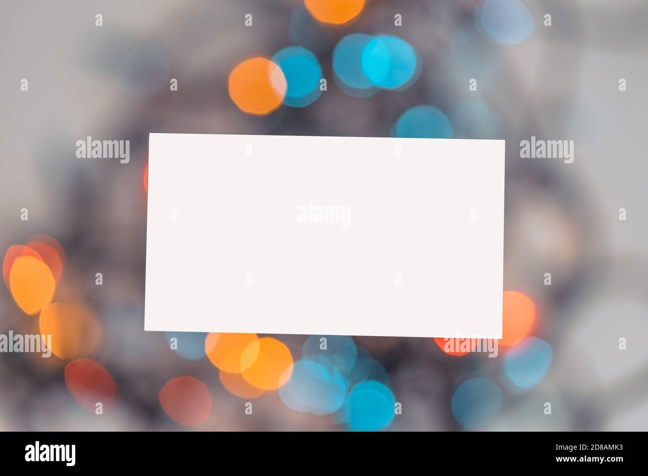 Biglietto da visita bianco vuoto sullo sfondo della luce di Natale Garland. Stazionario per l'identità di branding. Modelli creativi per lo stile aziendale di Office. Scheda Foto Stock