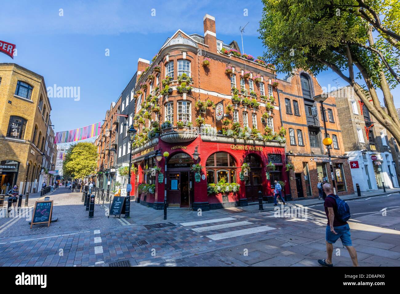 Il Crown & Anchor pub all'angolo tra Neal Street e Shelton Street, Covent Garden, London West End, WC2 in una giornata di sole Foto Stock