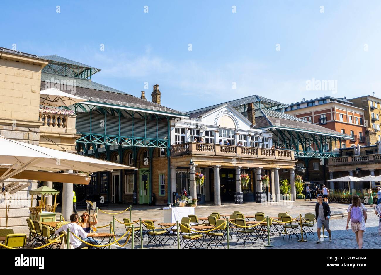 Esterno dello storico edificio del mercato di Covent Garden e dei ristoranti non affollati nella pandemia del coronavirus a Covent Garden, London West End, WC2 Foto Stock