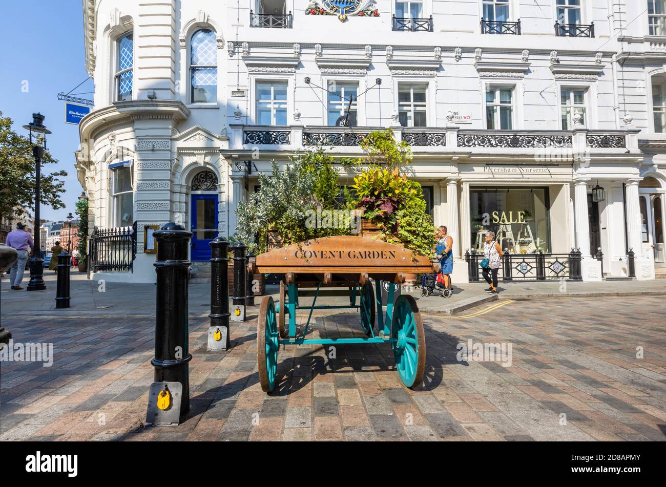 Un fienile decorativo in King Street inscritto con il nome di Covent Garden, Londra WC2 in una giornata di sole al di fuori del negozio e caffetteria Petersham Nurseries Foto Stock