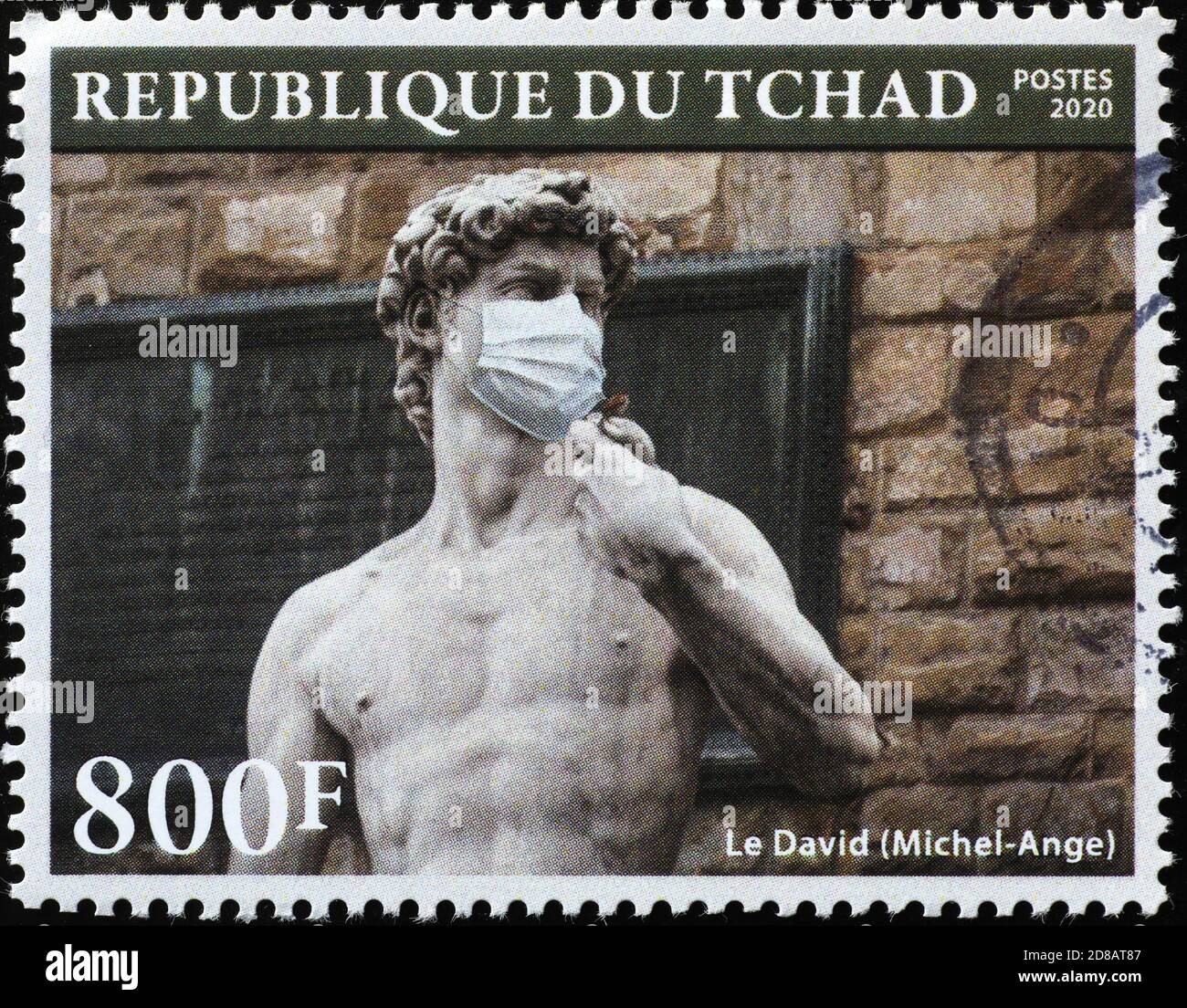 David di Michelangelo con maschera antivirus sul francobollo. Immagine della statua che indossa la maschera. Foto Stock