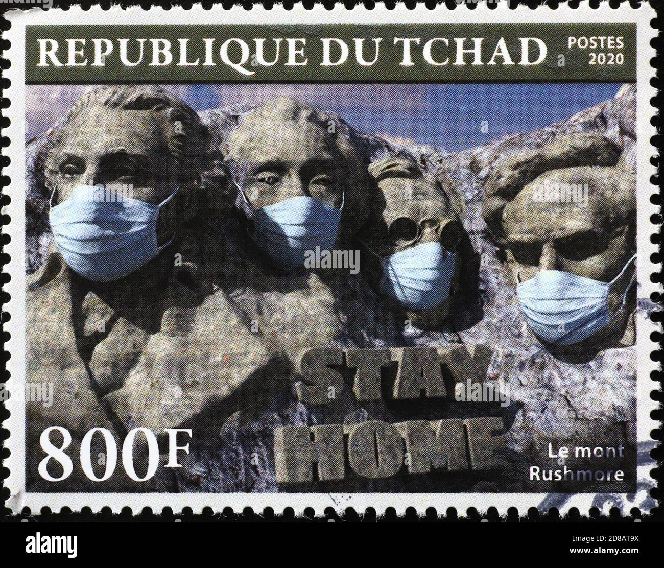 I presidenti del Monte Rushmore con maschere antivirus sul francobollo. Immagine delle statue che indossano la maschera. Foto Stock