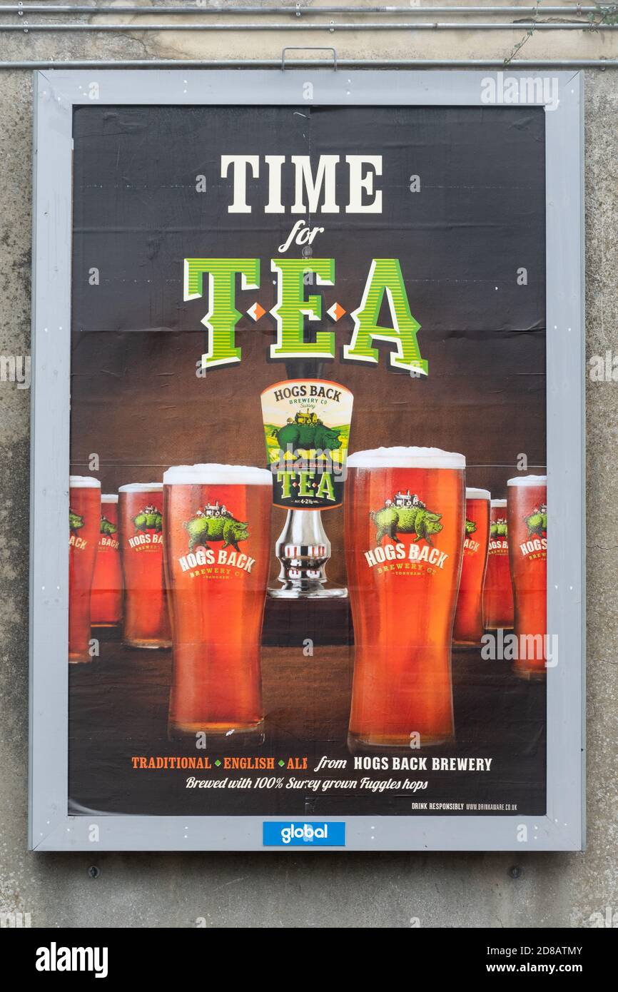 Pubblicità, poster pubblicitario, per l'inglese tradizionale Ale o birra chiamata T.E.A. dalla fabbrica di birra Hog's Back, tempo per l'annuncio del tè, Surrey, Regno Unito Foto Stock