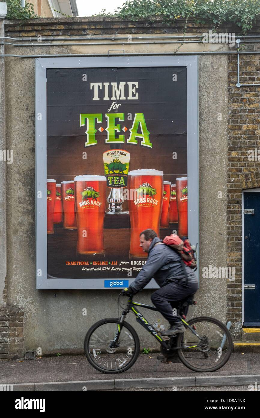 Pubblicità, poster pubblicitario, per l'inglese tradizionale Ale o birra chiamata T.E.A. dalla fabbrica di birra Hog's Back, tempo per l'annuncio del tè, Surrey, Regno Unito Foto Stock