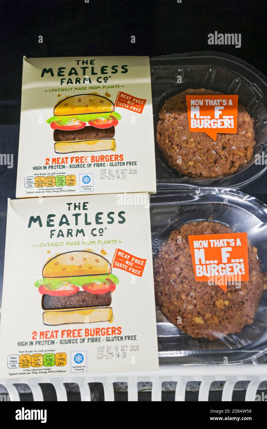 Hamburger senza carne presso il Meatless Farm Co che vende in un supermercato del Regno Unito. Foto Stock
