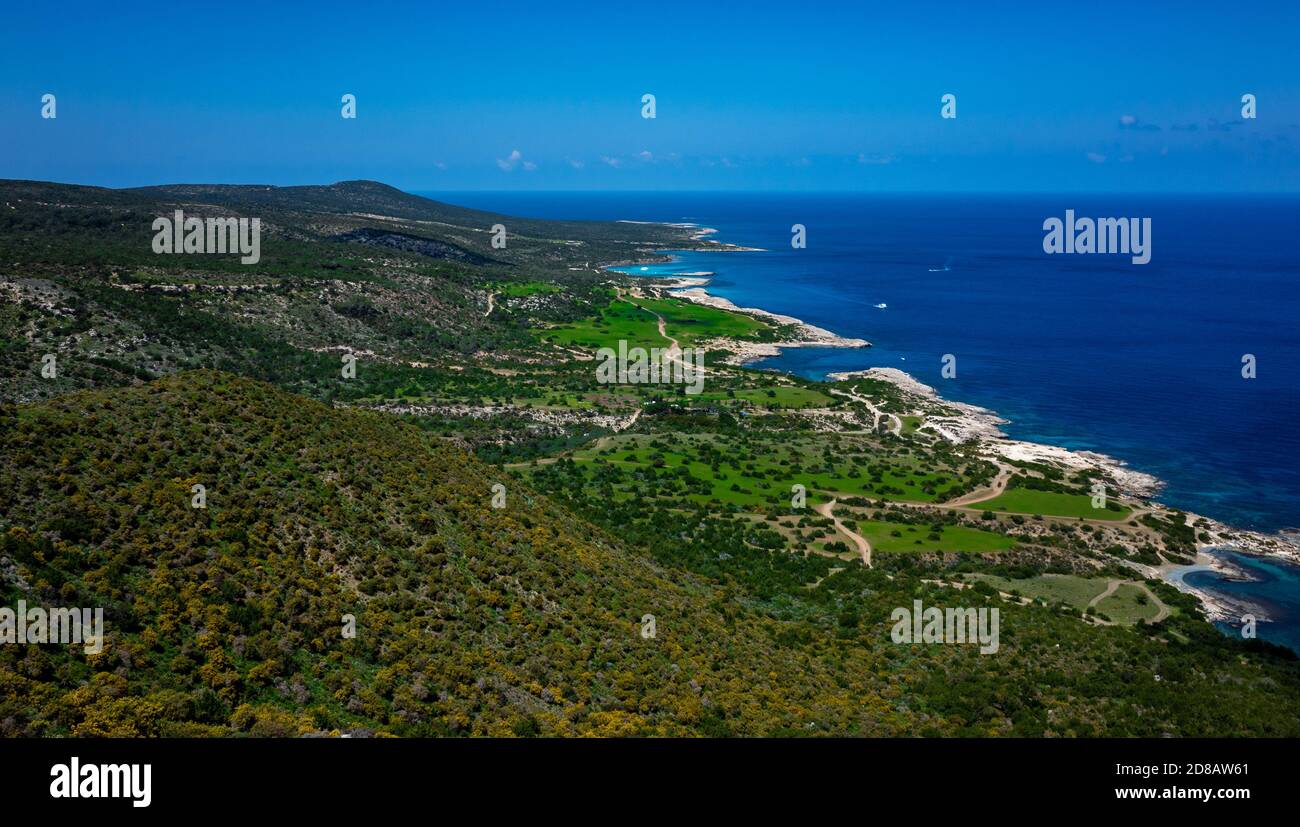 Verde costa montagnosa del Mar Mediterraneo sulla penisola di Akamas nel nord-ovest dell'isola di Cipro. Foto Stock