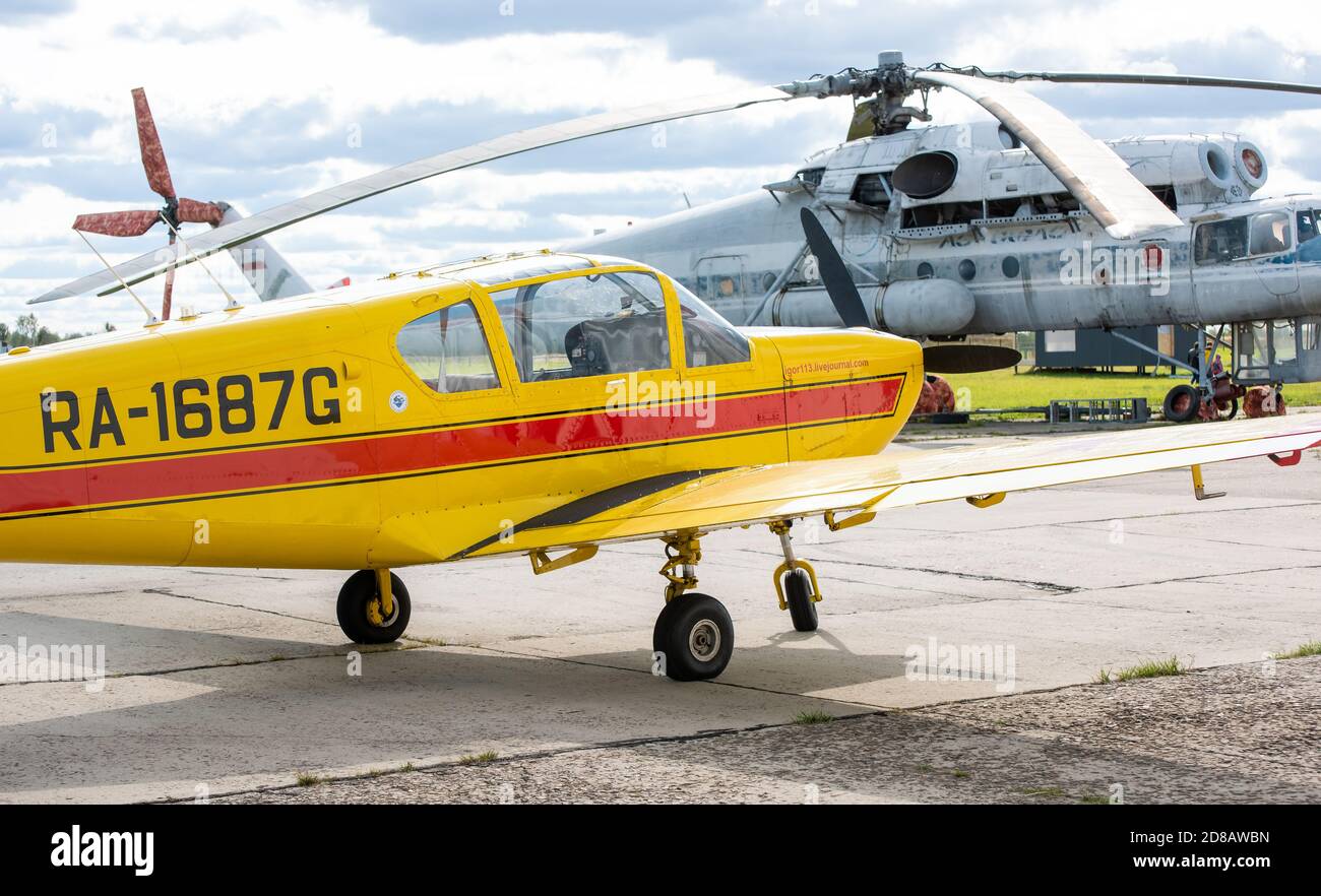 12 settembre 2020, regione di Kaluga, Russia. IAR 823 velivoli da addestramento multiuso presso l'aeroporto di Oreshkovo. Foto Stock