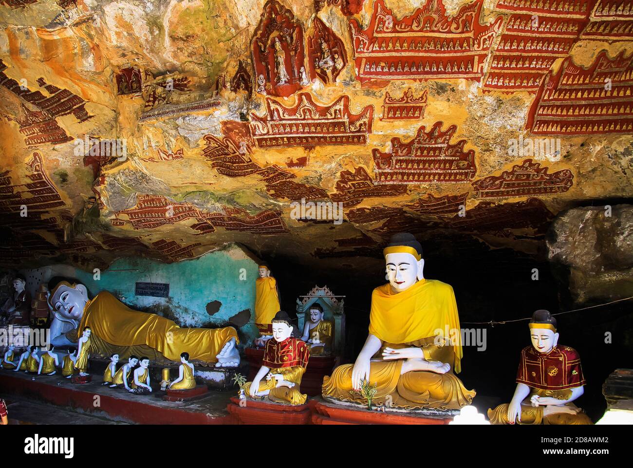 HPa An (grotta di Sadan), Myanmar - Dicembre 11. 2015: Vista nella grotta buddista con colorate statue di buddha e dipinti murali Foto Stock