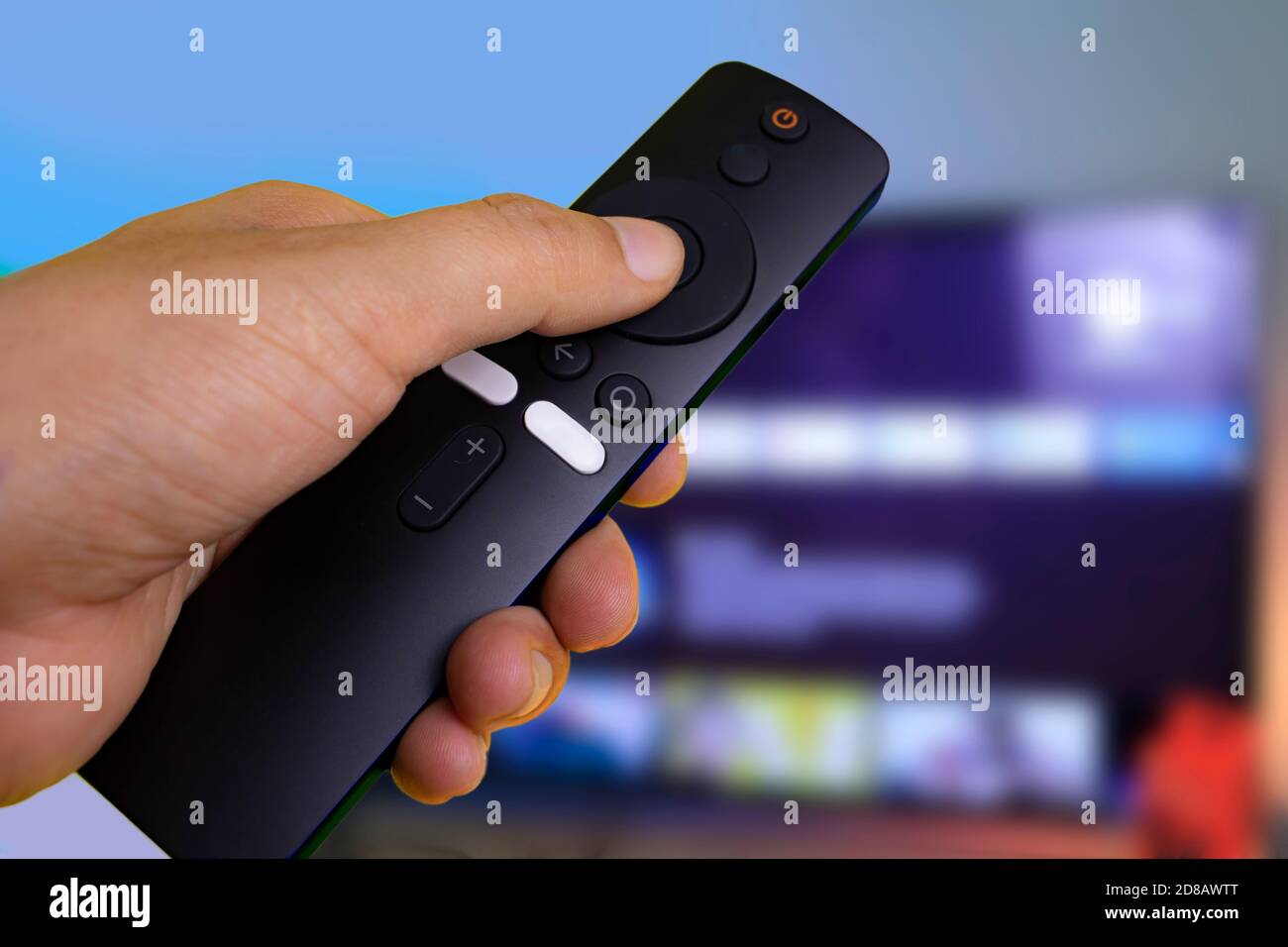 Mi TV StickTM su sfondo giallo con telecomando in smart tv Foto Stock