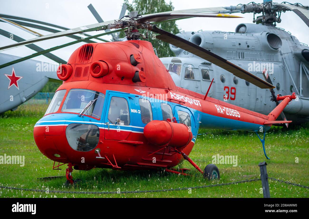 18 luglio 2018, regione di Mosca, Russia. Piccolo elicottero da trasporto a turbina leggero armato MIL mi-2 presso il Museo Centrale dell'Air Forc russo Foto Stock
