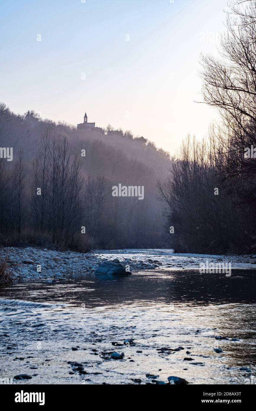 Un paesaggio fluviale italiano Foto Stock