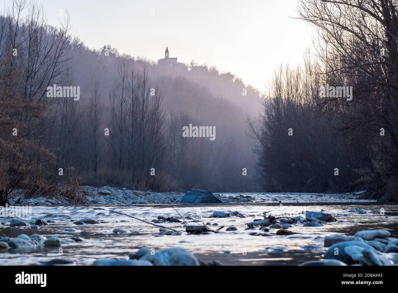 Un paesaggio fluviale italiano Foto Stock