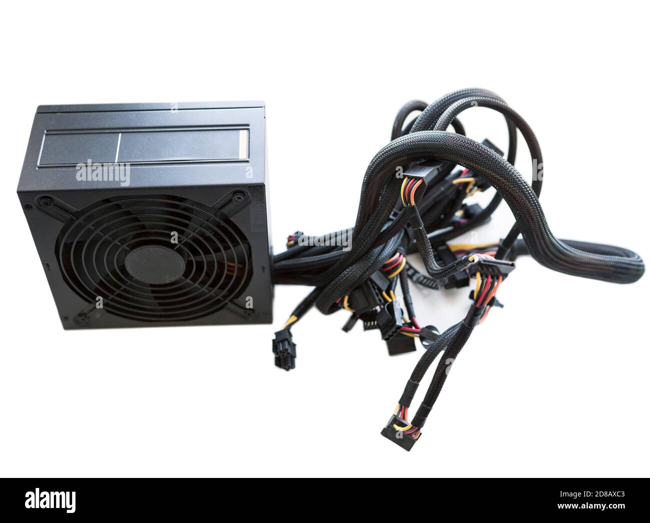 Alimentatore nero singolo per PC con cavi isolati bianco uno sfondo Foto Stock