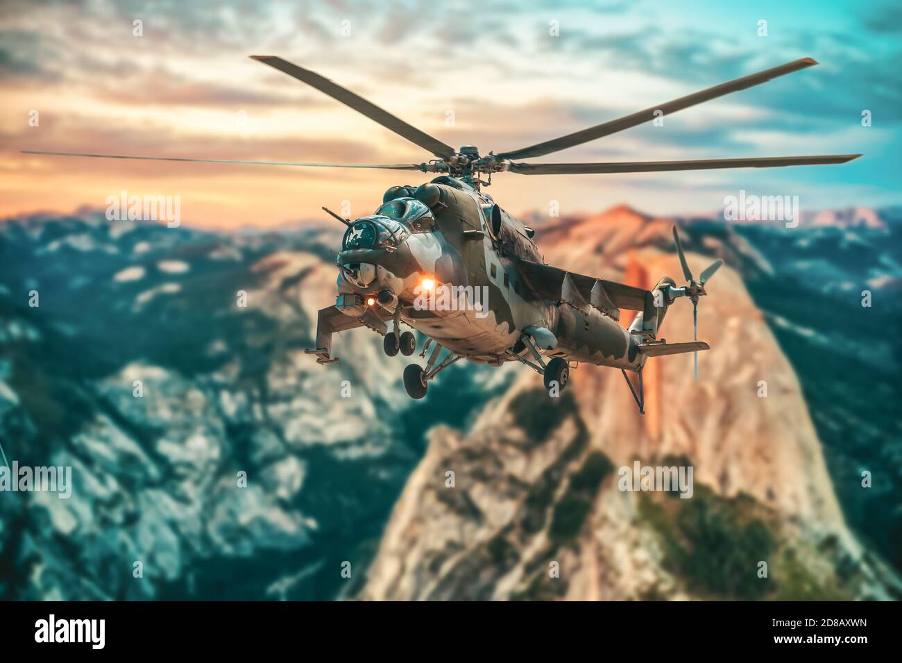 L'elicottero da attacco russo vola su un bellissimo paesaggio Foto Stock