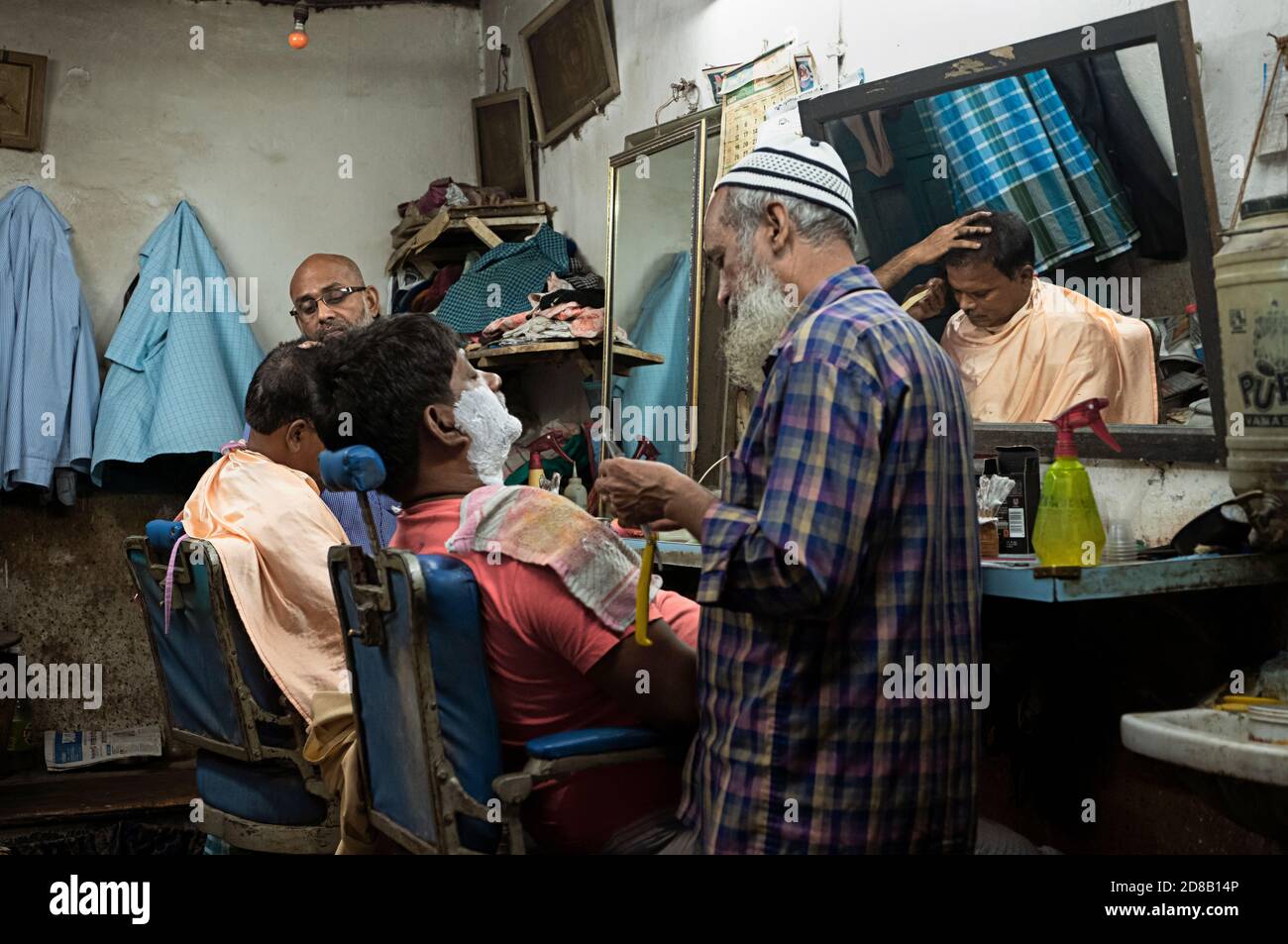 Barbiere a Kolkata, India Foto Stock