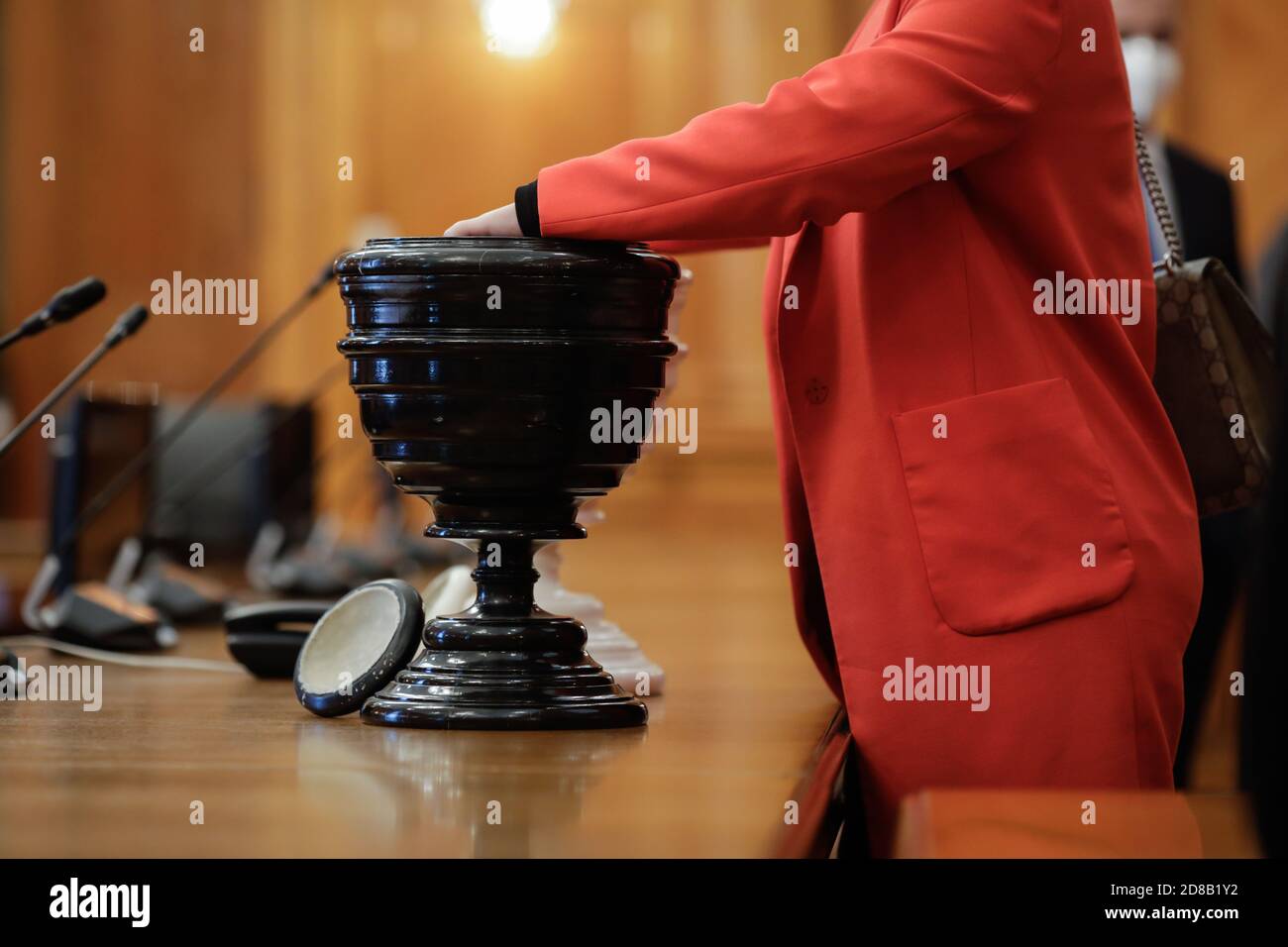 Bucarest, Romania - 27 ottobre 2020: Dettagli con la donna rumena MPs casting un voto segreto con palline nere e bianche (Blackballing) in nero e wh Foto Stock