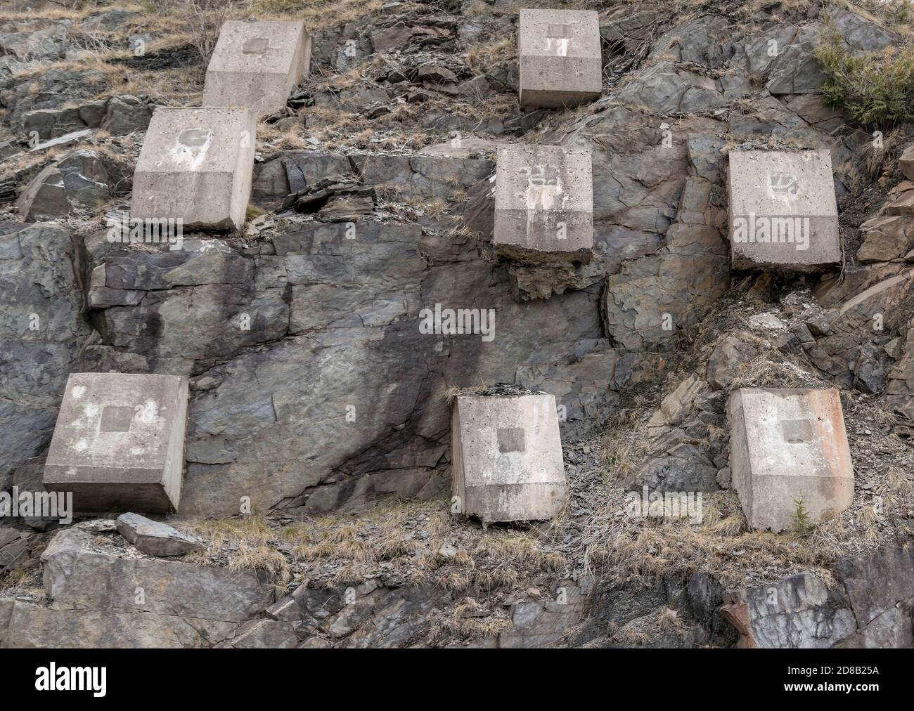 Blocchi di cemento sul lato di una scogliera. Questi blocchi ancorano le estremità delle aste utilizzate per rinforzare la scogliera per evitare che colapsing. Foto Stock
