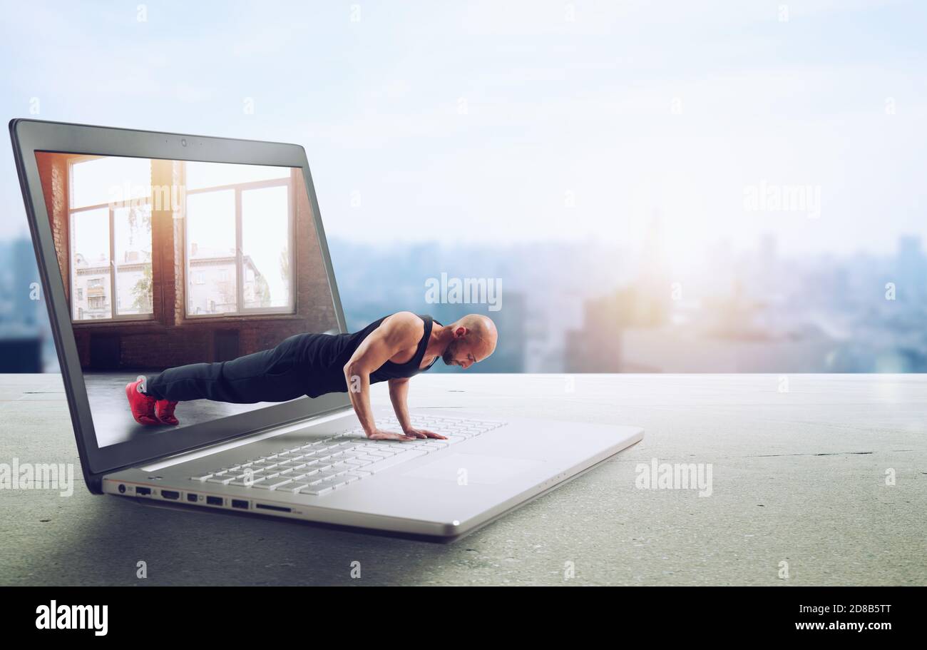 Il personal trainer fa lezioni di palestra attraverso internet e il computer portatile Foto Stock