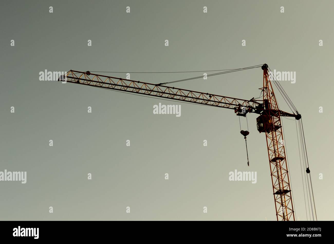 Industrial gru per edilizia e costruzione di sagome su sun di sunrise Foto Stock