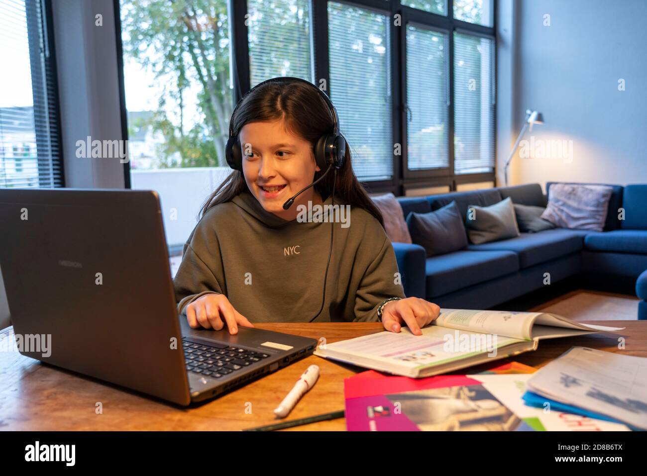 Homeschooling, ragazza, 11 anni, imparare a casa, imparare a casa, lezioni a casa, imparare a distanza, chattare con insegnanti e compagni di classe via laptop, Foto Stock