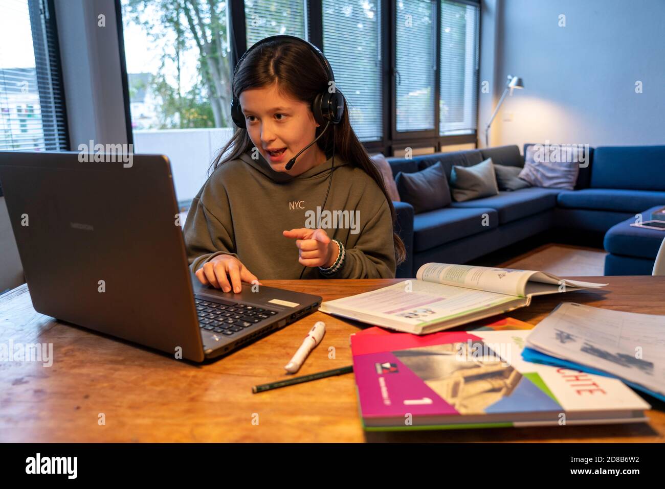 Homeschooling, ragazza, 11 anni, imparare a casa, imparare a casa, lezioni a casa, imparare a distanza, chattare con insegnanti e compagni di classe via laptop, Foto Stock