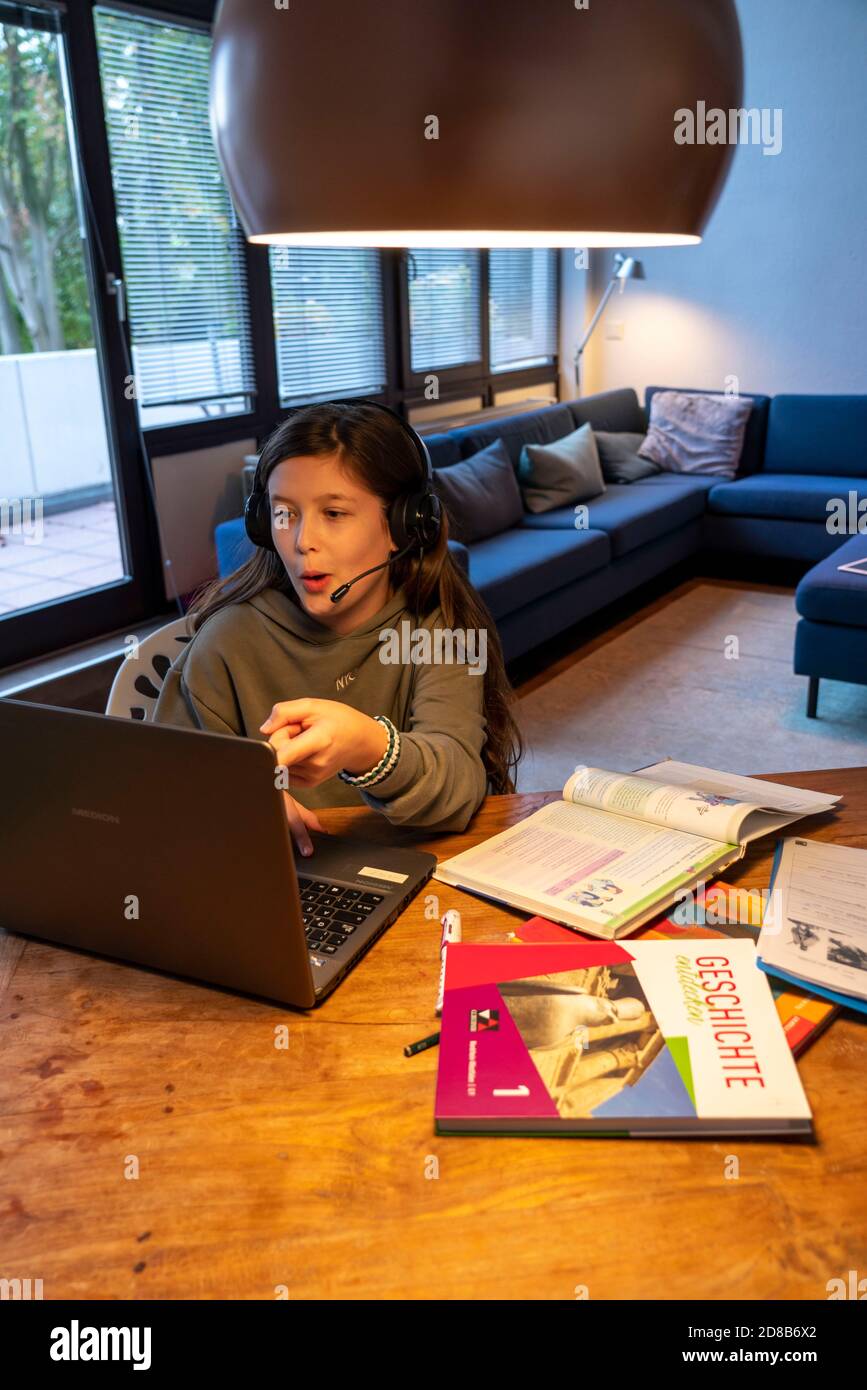 Homeschooling, ragazza, 11 anni, imparare a casa, imparare a casa, lezioni a casa, imparare a distanza, chattare con insegnanti e compagni di classe via laptop, Foto Stock