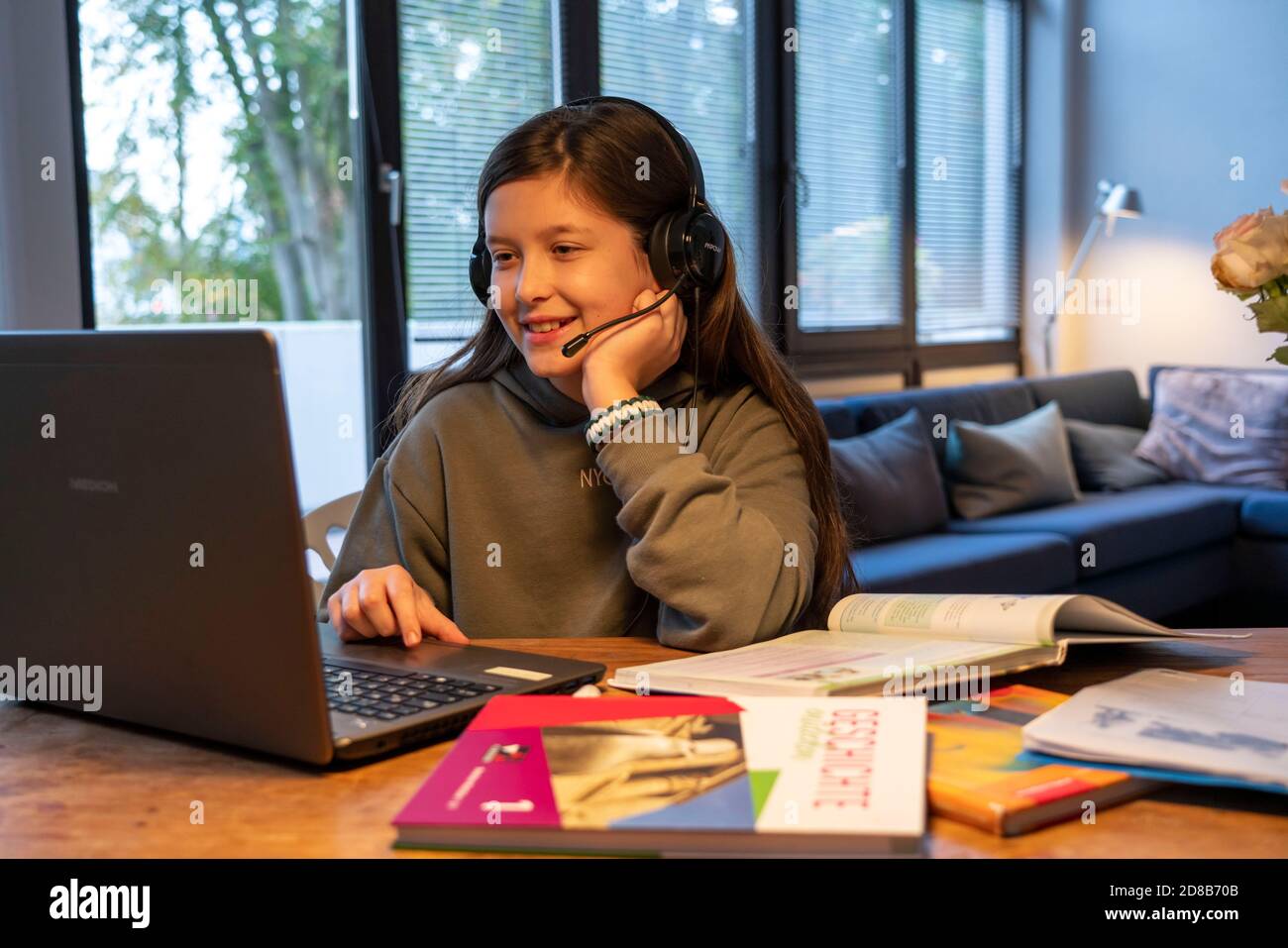 Homeschooling, ragazza, 11 anni, imparare a casa, imparare a casa, lezioni a casa, imparare a distanza, chattare con insegnanti e compagni di classe via laptop, Foto Stock
