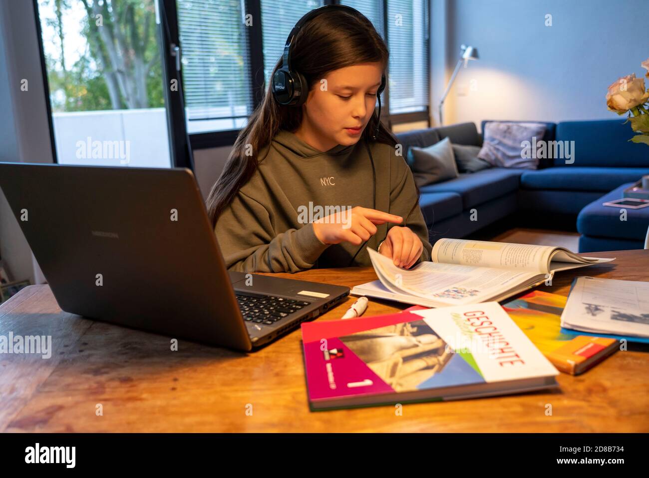 Homeschooling, ragazza, 11 anni, imparare a casa, imparare a casa, lezioni a casa, imparare a distanza, chattare con insegnanti e compagni di classe via laptop, Foto Stock