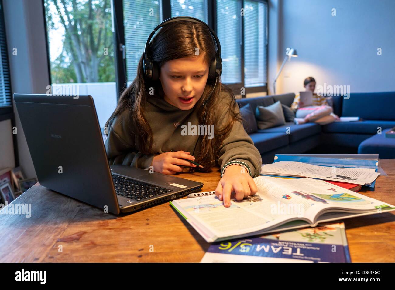 Homeschooling, 2 ragazze, sorelle, 11 anni, imparare a casa, imparare a casa, lezioni a casa, imparare a distanza, chiacchierare con gli insegnanti e la classe Foto Stock