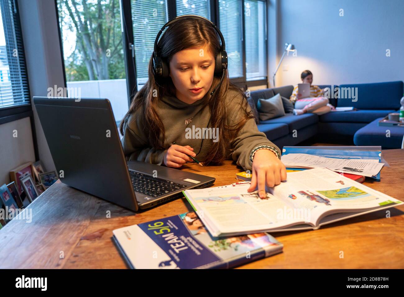 Homeschooling, 2 ragazze, sorelle, 11 anni, imparare a casa, imparare a casa, lezioni a casa, imparare a distanza, chiacchierare con gli insegnanti e la classe Foto Stock