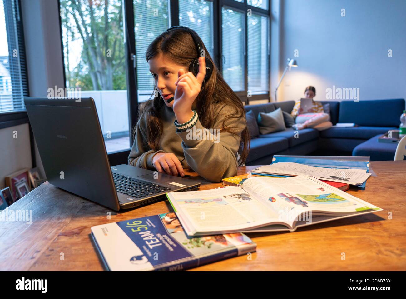 Homeschooling, 2 ragazze, sorelle, 11 anni, imparare a casa, imparare a casa, lezioni a casa, imparare a distanza, chiacchierare con gli insegnanti e la classe Foto Stock