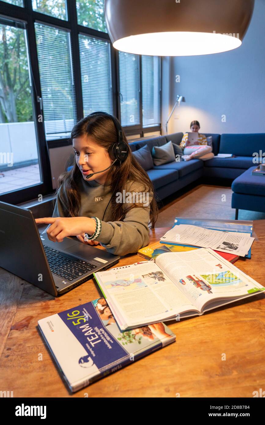 Homeschooling, 2 ragazze, sorelle, 11 anni, imparare a casa, imparare a casa, lezioni a casa, imparare a distanza, chiacchierare con gli insegnanti e la classe Foto Stock