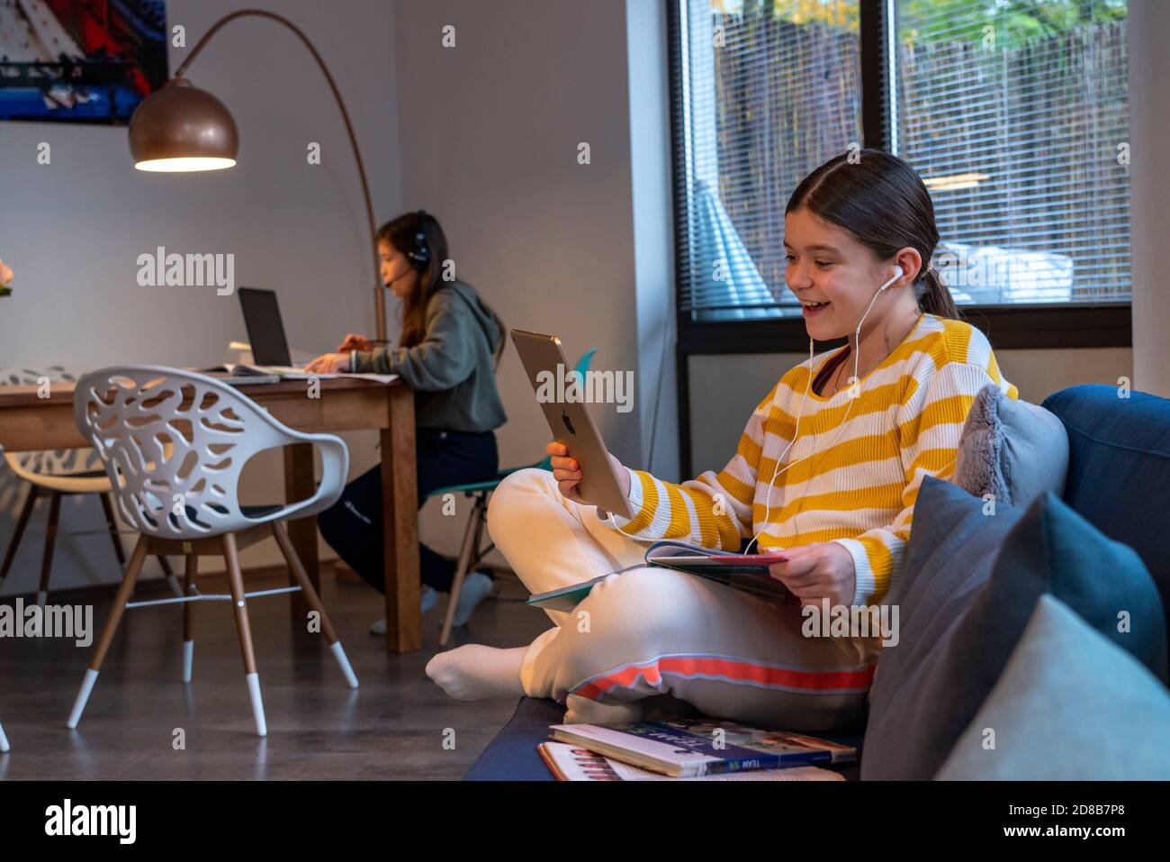 Homeschooling, 2 ragazze, sorelle, 11 anni, imparare a casa, imparare a casa, lezioni a casa, imparare a distanza, chiacchierare con gli insegnanti e la classe Foto Stock