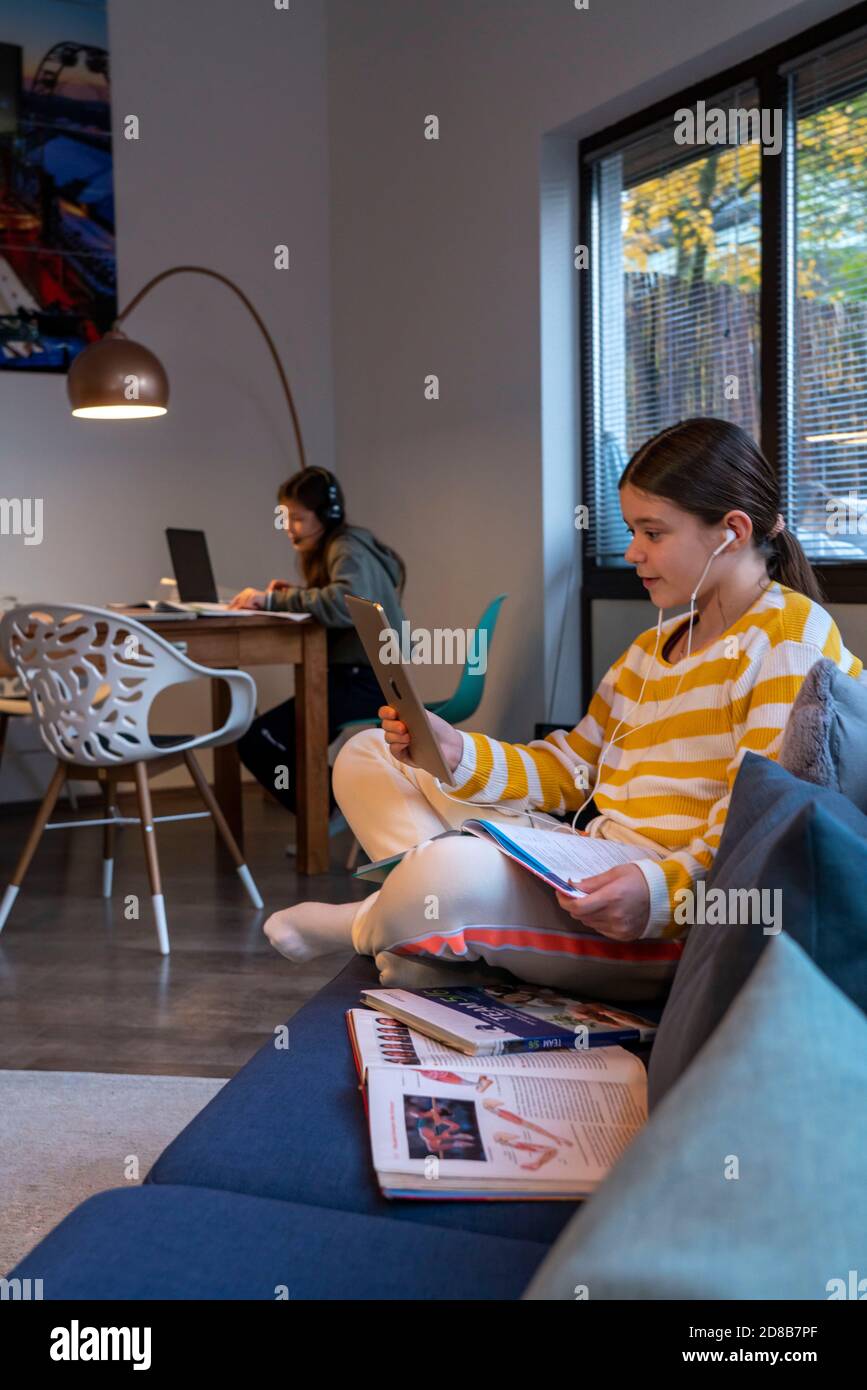 Homeschooling, 2 ragazze, sorelle, 11 anni, imparare a casa, imparare a casa, lezioni a casa, imparare a distanza, chiacchierare con gli insegnanti e la classe Foto Stock