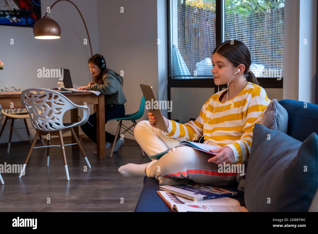 Homeschooling, 2 ragazze, sorelle, 11 anni, imparare a casa, imparare a casa, lezioni a casa, imparare a distanza, chiacchierare con gli insegnanti e la classe Foto Stock