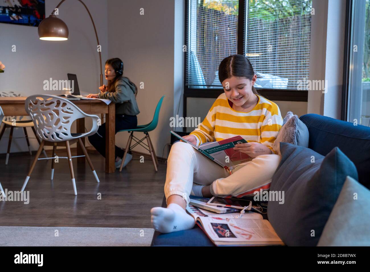 Homeschooling, 2 ragazze, sorelle, 11 anni, imparare a casa, imparare a casa, lezioni a casa, imparare a distanza, chiacchierare con gli insegnanti e la classe Foto Stock
