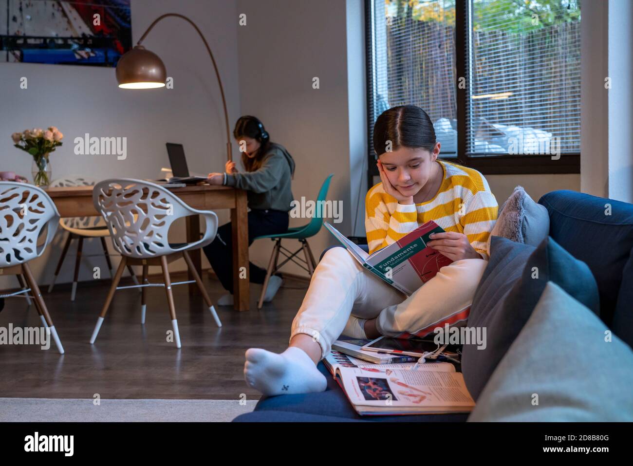 Homeschooling, 2 ragazze, sorelle, 11 anni, imparare a casa, imparare a casa, lezioni a casa, imparare a distanza, chiacchierare con gli insegnanti e la classe Foto Stock
