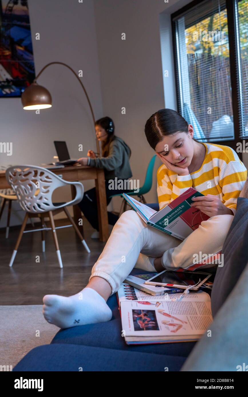 Homeschooling, 2 ragazze, sorelle, 11 anni, imparare a casa, imparare a casa, lezioni a casa, imparare a distanza, chiacchierare con gli insegnanti e la classe Foto Stock