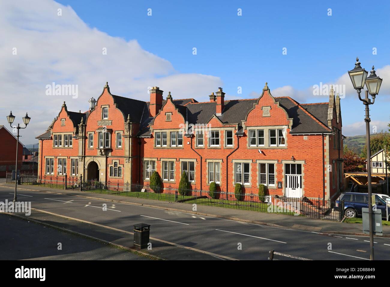 Edifici della contea (ora residenze private), High Street, Llandrindod Wells, Radnorshire, Powys, Galles, Gran Bretagna, Regno Unito, Regno Unito, Europa Foto Stock