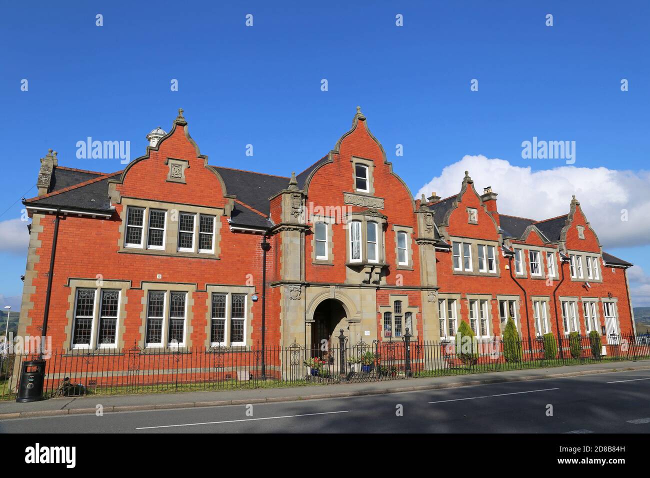 Edifici della contea (ora residenze private), High Street, Llandrindod Wells, Radnorshire, Powys, Galles, Gran Bretagna, Regno Unito, Regno Unito, Europa Foto Stock