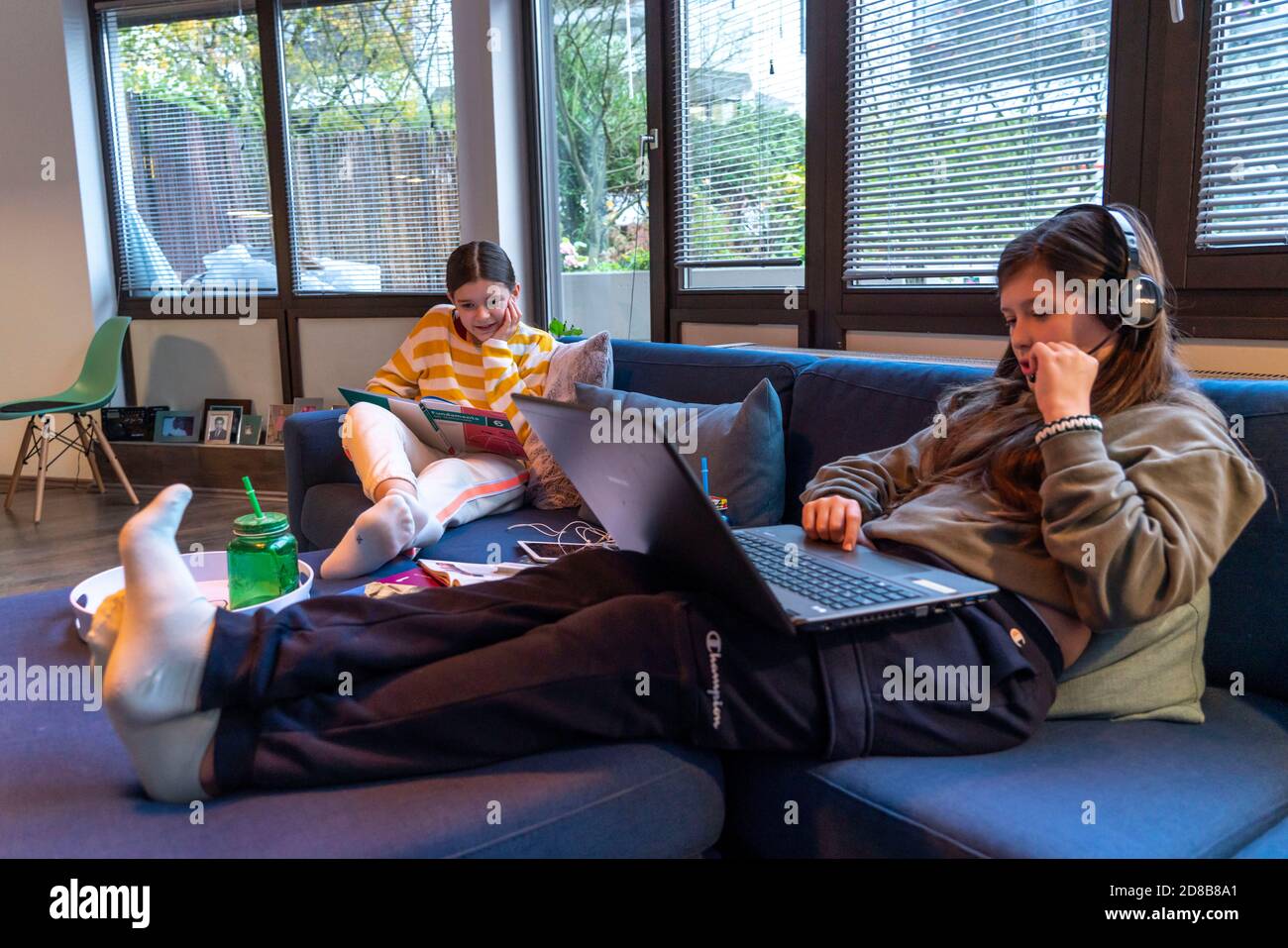 Homeschooling, 2 ragazze, sorelle, 11 anni, imparare a casa, imparare a casa, lezioni a casa, imparare a distanza, chiacchierare con gli insegnanti e la classe Foto Stock