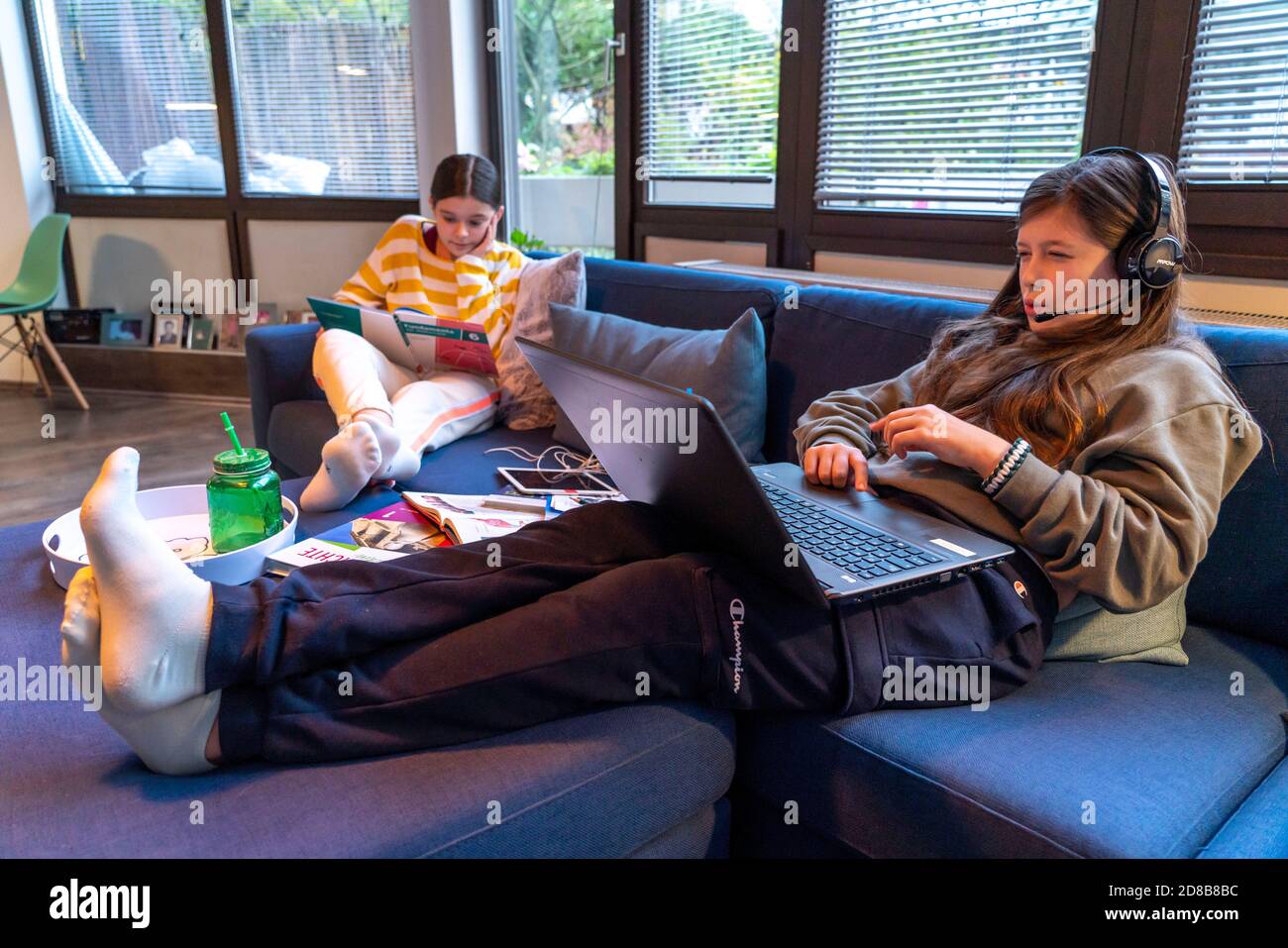 Homeschooling, 2 ragazze, sorelle, 11 anni, imparare a casa, imparare a casa, lezioni a casa, imparare a distanza, chiacchierare con gli insegnanti e la classe Foto Stock