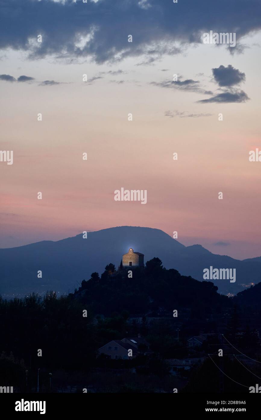 Paesaggio di un monastero sulla cima di una montagna. Luce del tramonto Foto Stock