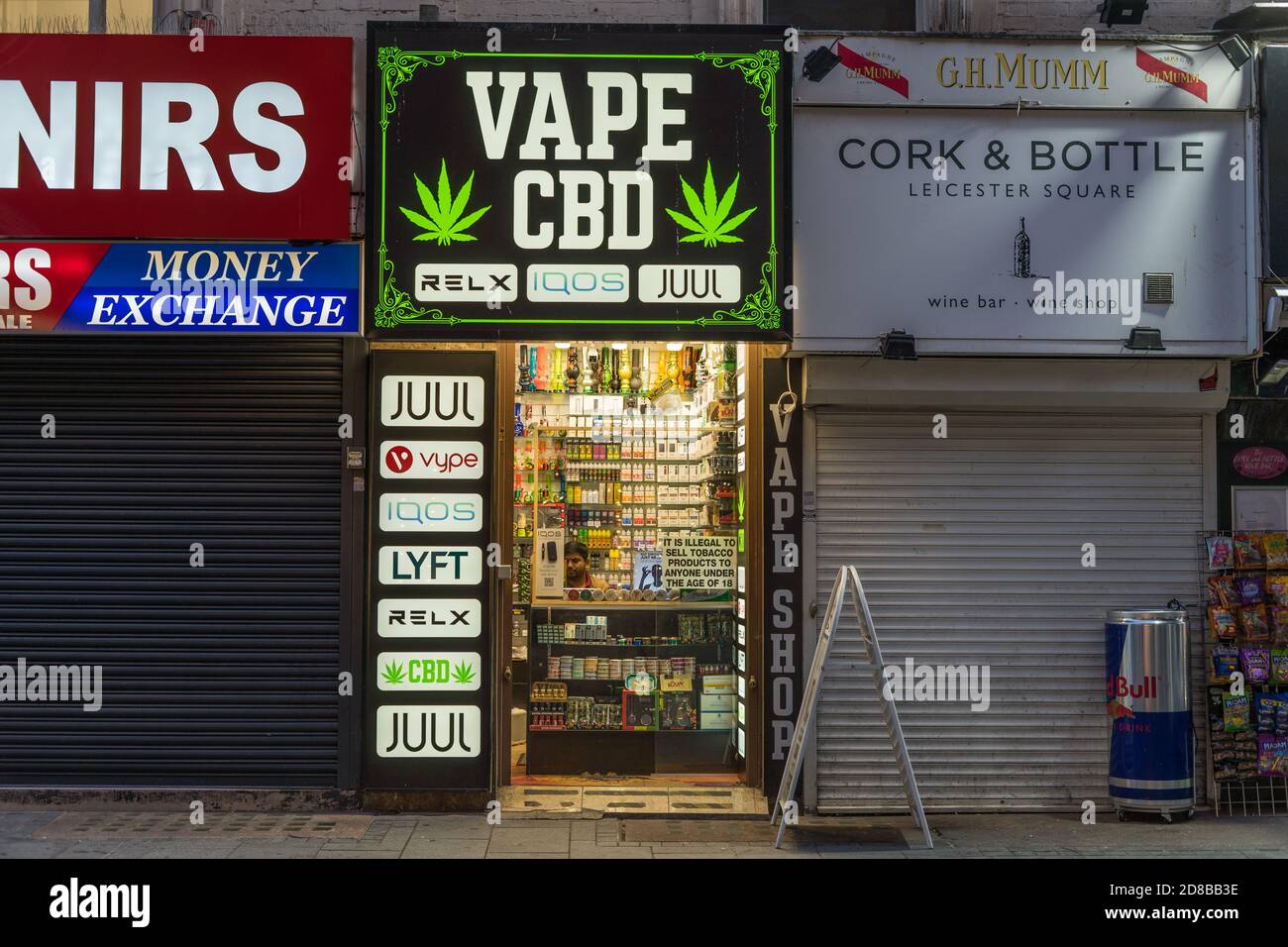 Vape e il CBD di notte. Londra Foto Stock