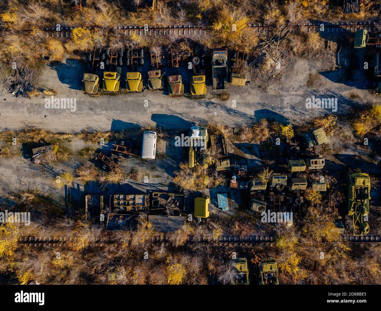 Vecchie auto militari russe arrugginite rotte per rottami di metallo, vista dall'alto Foto Stock